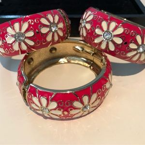 Bracelet with hinged opening. Pink. NWOT